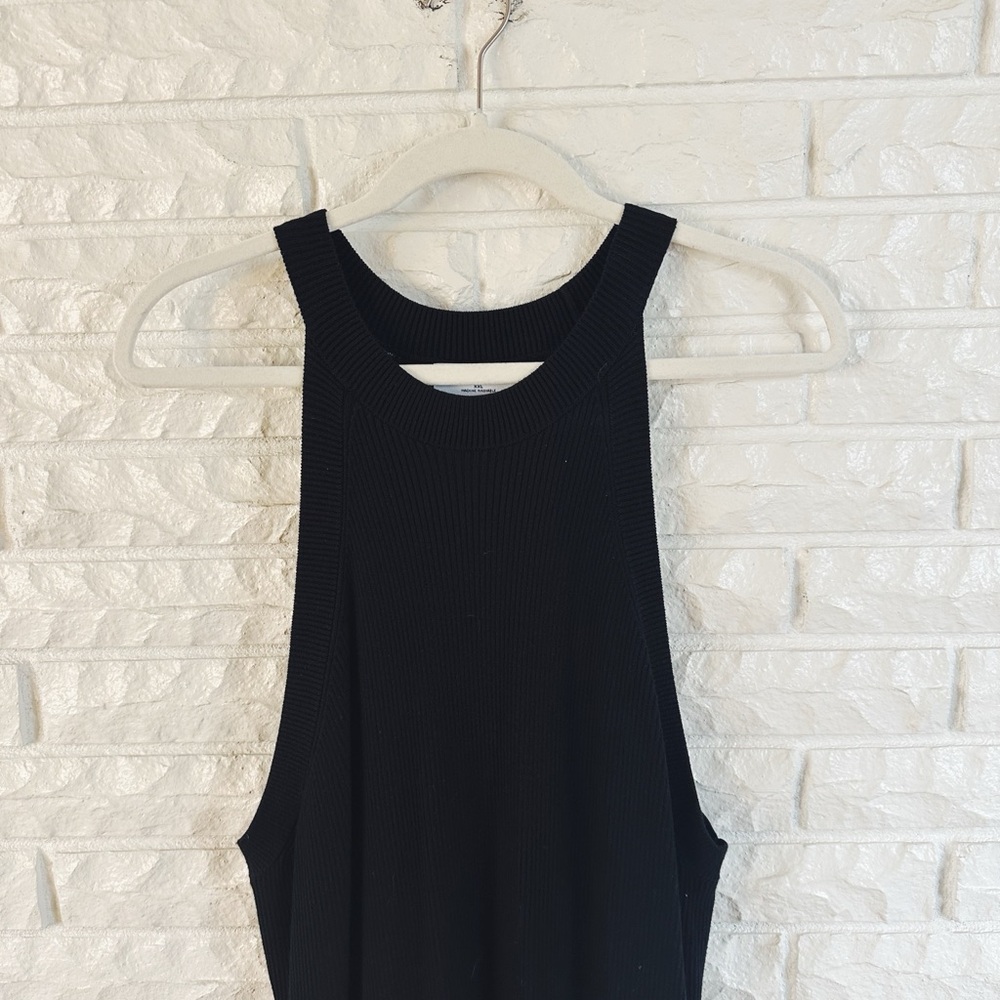 Elegant Black Ribbed Sleeveless Dress - Picture 3 of 4